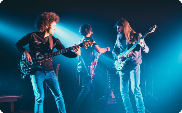 Imagem de artistas tocando instrumentos