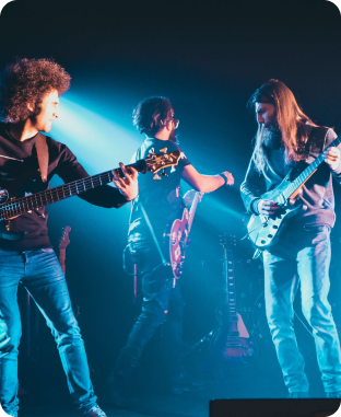 Imagem de artistas tocando instrumentos